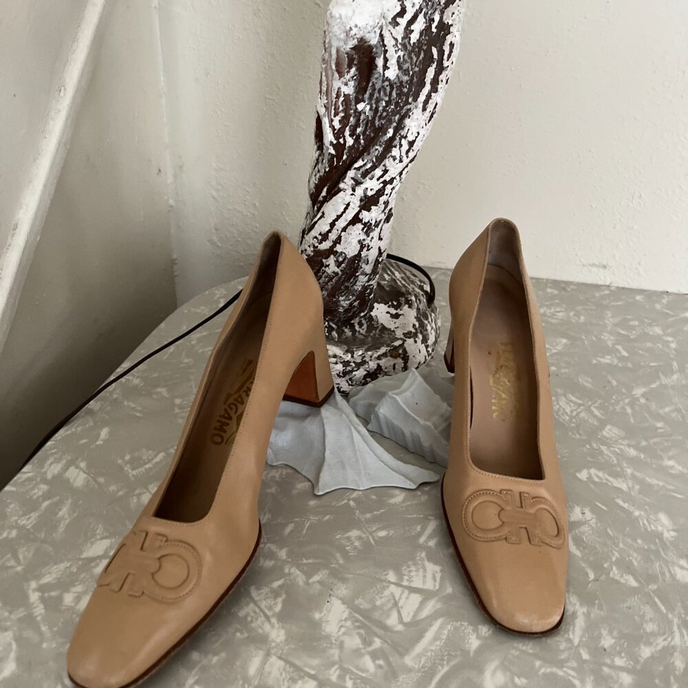 ferragamo 8.5 AA 90s bessette mcm minimalist tan heels - Picture 2 of 4